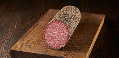 Salami im Pfeffermantel